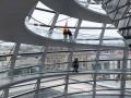 Der spiralf&ouml;rmige Aufgang in der gl&auml;sernen Kuppel des Reichstagsgeb&auml;udes in Berlin