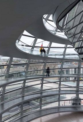 Der spiralförmige Aufgang in der gläsernen Kuppel des Reichstagsgebäudes in Berlin Der spiralförmige Aufgang in der gläsernen Kuppel des Reichstagsgebäudes in Berlin