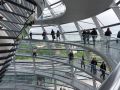 Der spiralf&ouml;rmige Aufgang in der gl&auml;sernen Kuppel des Reichstagsgeb&auml;udes in Berlin