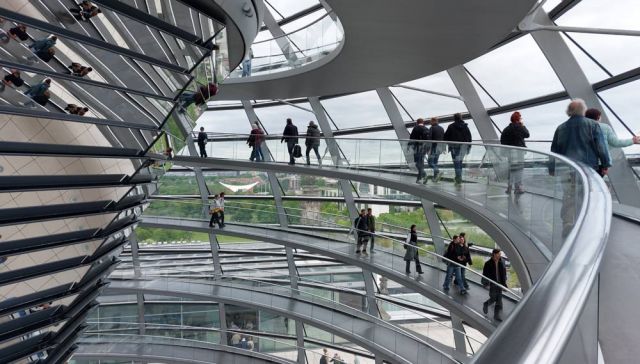 Der spiralförmige Aufgang in der gläsernen Kuppel des Reichstagsgebäudes in Berlin Der spiralförmige Aufgang in der gläsernen Kuppel des Reichstagsgebäudes in Berlin
