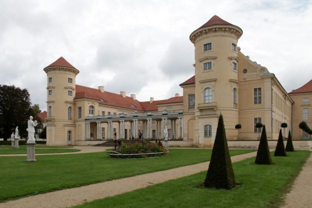 Das Schloss Rheinsberg, bekannt durch Kurt Tucholskys Erzählung 'Rheinsberg. Ein Bilderbuch für Verliebte' Das Schloss Rheinsberg, bekannt durch Kurt Tucholskys Erzählung 'Rheinsberg. Ein Bilderbuch für Verliebte'