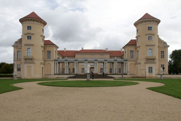 Das Schloss Rheinsberg, bekannt durch Kurt Tucholskys Erzählung 'Rheinsberg. Ein Bilderbuch für Verliebte' Das Schloss Rheinsberg, bekannt durch Kurt Tucholskys Erzählung 'Rheinsberg. Ein Bilderbuch für Verliebte'