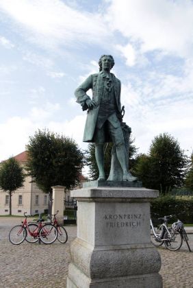 Rheinsberg in Brandenburg - das Denkmal für den Kronprinz Friedrich auf dem Marktplatz Rheinsberg in Brandenburg - das Denkmal für den Kronprinz Friedrich auf dem Marktplatz