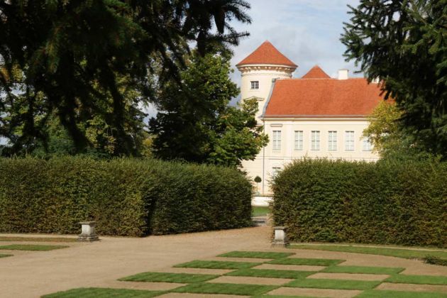Rheinsberg in Brandenburg - ein erster Blick auf das Schloss Rheinsberg vom Schlossgarten aus Rheinsberg in Brandenburg - ein erster Blick auf das Schloss Rheinsberg vom Schlossgarten aus