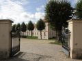 Rheinsberg in Brandenburg - die Pforte zum Schloss mit der Schlossfassade zum Marktplatz