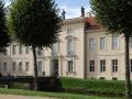 Rheinsberg in Brandenburg - die Schlossfassade zum Marktplatz mit dem Eingang zum Schlosshof