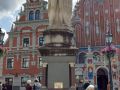 Die Altstadt von Riga in Lettland - der Roland auf dem Rathausmarkt vor dem Schwarzhäupterhaus