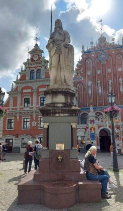 Die Altstadt von Riga in Lettland - der Roland auf dem Rathausmarkt vor dem Schwarzhäupterhaus