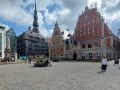 Die Altstadt von Riga in Lettland - der historische Rathausmarkt mit dem Schwarzhäupterhaus und dem Tuirm der St. Petri Kirche