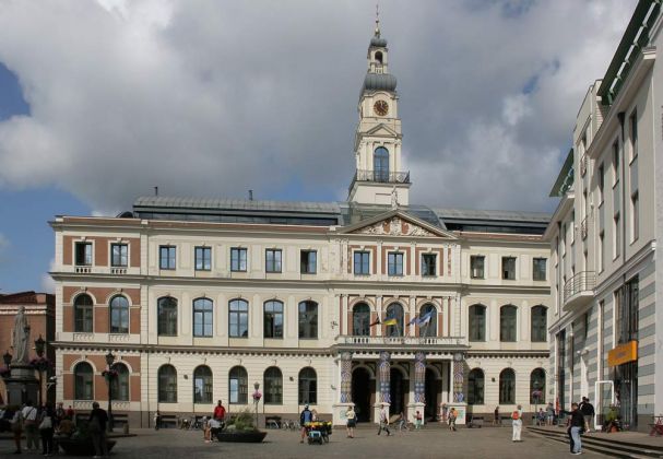 Die Altstadt von Riga in Lettland - das Rigaer Rathaus am weiten Rathausplatz Die Altstadt von Riga in Lettland - das Rigaer Rathaus am weiten Rathausplatz