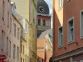 Lettlands Hauptstadt Riga - eine Altstadtgasse mit Blick auf den Rigaer Dom