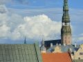 Riga in Lettland - über den Dächern der Altstadt mit dem Turm der St. Petri-Kirche