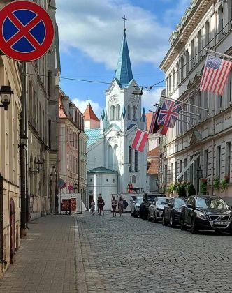 Die Altstadt von Riga - die Pils iela mit der Kirche der Schmerzhaften Maria, oder auch Mater Dolorosa Kirche Die Altstadt von Riga - die Pils iela mit der Kirche der Schmerzhaften Maria, oder auch Mater Dolorosa Kirche