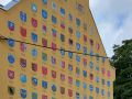 Rigas Altstadt - ein Wandbild mit Wappen lettischer Gemeinden nahe des Pulverturms