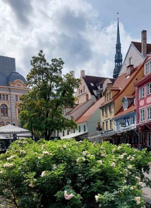 Rigas Altstadt - historische Fassaden am weitläufigen Livenplatz Rigas Altstadt - historische Fassaden am weitläufigen Livenplatz