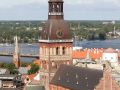 Riga in Lettland - der Dom St. Marien inmitten Rigas Altstadt vor der Steinbrücke über die Düna, ein Blick vom Turm der Petri-Kirche 