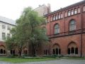 Der Dom St. Marien in Lettlands Hauptstadt Riga - der Kreuzgang des Domkapitelklosters mit dem Brunnenhaus