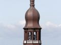 Die 90 Meter hohe barocke Metallspitze des Doms von Riga