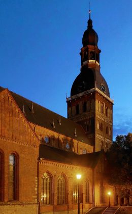 Lettlands Hauptstadt Riga - der mächtige Dom St. Marien am Domplatz zur Blauen Stunde