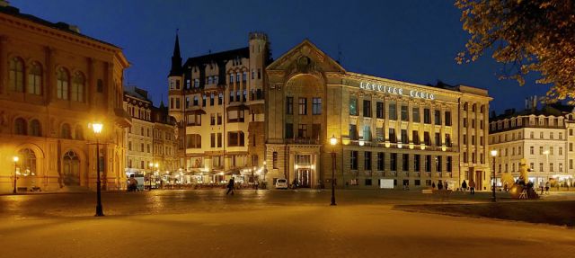 Die nächtliche Altstadt von Riga - der Domplatz mit dem Kunstmuseum und dem Gebäude von Latvijas Radio