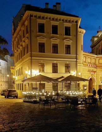 Die nächtliche Altstadt von Riga - der Domplatz mit dem Gutenbergs Hotel Die nächtliche Altstadt von Riga - der Domplatz mit dem Gutenbergs Hotel
