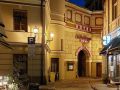 Die nächtliche Altstadt von Riga - die Fassade des Hotels Gutenbergs am Domplatz