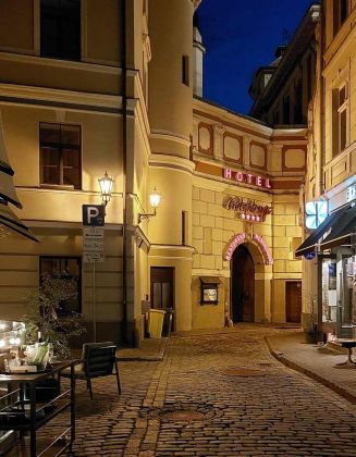 Die nächtliche Altstadt von Riga - die Fassade des Hotels Gutenbergs am Domplatz Die nächtliche Altstadt von Riga - die Fassade des Hotels Gutenbergs am Domplatz