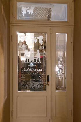 Die nächtliche Altstadt von Riga - die verzierte Eingangstür des Hotels Gutenbergs Die nächtliche Altstadt von Riga - die verzierte Eingangstür des Hotels Gutenbergs