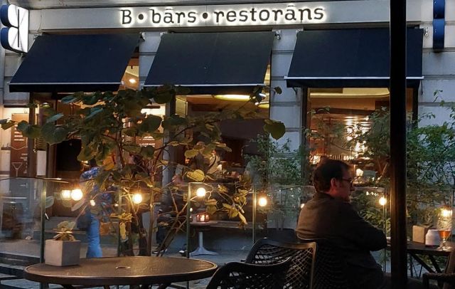 Die nächtliche Altstadt von Riga - 'unsere' lauschige Absacker-Bar auf dem Domplatz - das B Bārs Restorāns Die nächtliche Altstadt von Riga - 'unsere' lauschige Absacker-Bar auf dem Domplatz - das B Bārs Restorāns