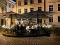 Die nächtliche Altstadt von Riga - 'unsere' lauschige Absacker-Bar auf dem Domplatz, das B Bārs Restorāns