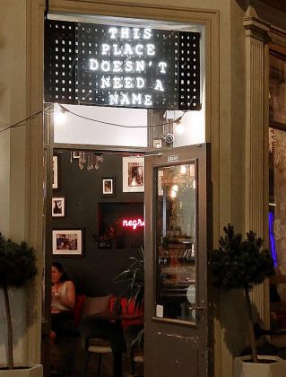 Die nächtliche Altstadt von Riga - 'This place doesn't need a name', eine typische Bar in der Skunu iela Die nächtliche Altstadt von Riga - 'This place doesn't need a name', eine typische Bar in der Skunu iela