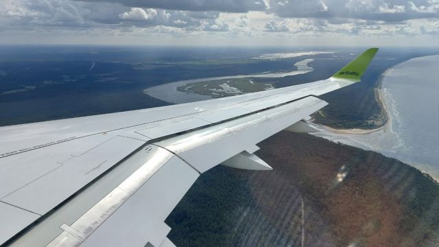 Lettland - der Anflug auf Riga über die Mündung des Flusses Daugava