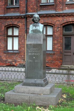 Riga, Lettlands Hauptstadt - das Denkmal für Johann Gottfried Herder auf dem Herder-Platz neben dem Dom von Riga Riga, Lettlands Hauptstadt - das Denkmal für Johann Gottfried Herder auf dem Herder-Platz neben dem Dom von Riga