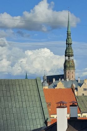 Riga in Lettland - über den Dächern der Stadt mit dem Turm der St. Petri-Kirche Riga in Lettland - über den Dächern der Stadt mit dem Turm der St. Petri-Kirche