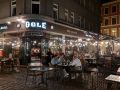 Die nächtliche Altstadt von Riga - das Speiselokal mit Bar 'Ogle' in der Skunu iela, eines von zahllosen Lokalen im Viertel