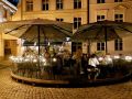 Die nächtliche Altstadt von Riga - 'unsere' lauschige Absacker-Bar auf dem Domplatz, das B Bārs Restorāns 