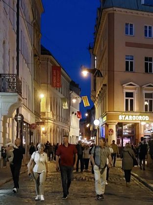 Die Altstadt von Riga - Nachtschwärmer bummeln durch belebte Skunu iela Die Altstadt von Riga - Nachtschwärmer bummeln durch belebte Skunu iela