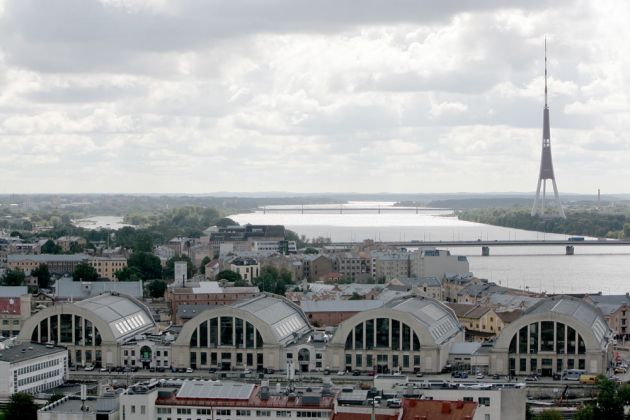 Riga von oben, der Ausblick vom Turm der Petrikirche auf den riesigen Zentralmarkt und auf den Rigaer Fernsehturm Riga von oben, der Ausblick vom Turm der Petrikirche auf den riesigen Zentralmarkt und auf den Rigaer Fernsehturm
