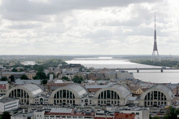 Riga von oben, der Ausblick vom Turm der Petrikirche auf den riesigen Zentralmarkt und auf den Rigaer Fernsehturm 