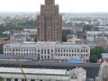 Riga von oben - der Hauptbahnhof vor dem Hochhaus der Akademie der Wissenschaften in der Moskauer Vorstadt