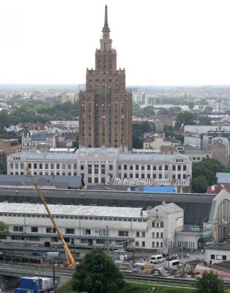 Riga von oben - der Hauptbahnhof vor dem Hochhaus der Akademie der Wissenschaften in der Moskauer Vorstadt Riga von oben - der Hauptbahnhof vor dem Hochhaus der Akademie der Wissenschaften in der Moskauer Vorstadt