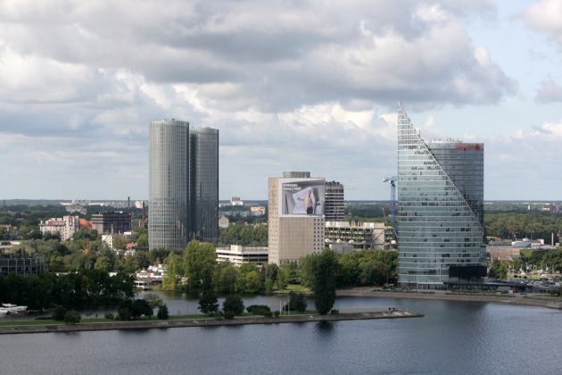 Riga von oben - der Ausblick auf Hochhäuser am westlichen Ufer des Flusses Daugava Riga von oben - der Ausblick auf Hochhäuser am westlichen Ufer des Flusses Daugava
