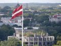 Riga von oben - die lettische Flagge vor den River Breeze Appartements