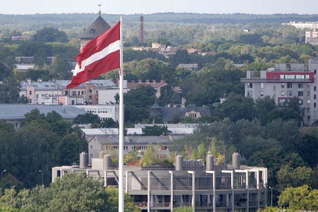 Riga von oben - die lettische Flagge vor den River Breeze Appartements Riga von oben - die lettische Flagge vor den River Breeze Appartements