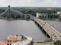Riga von oben - die Steinbrücke und die Lettische Nationalbibliothek am westlichen Ufer des Flusses Daugava