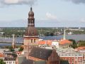 Riga in Lettland - der Dom St. Marien inmitten Rigas Altstadt vor der Steinbrücke über die Daugava, ein Blick vom Turm der Petri-Kirche