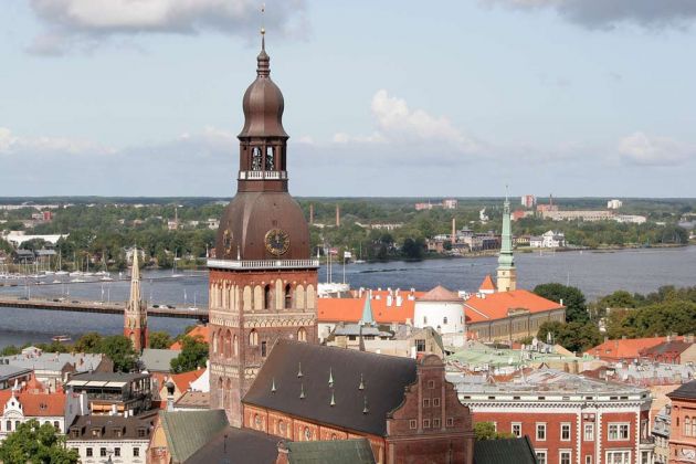 Riga in Lettland - der Dom St. Marien inmitten Rigas Altstadt vor der Steinbrücke über die Daugava, ein Blick vom Turm der Petri-Kirche Riga in Lettland - der Dom St. Marien inmitten Rigas Altstadt vor der Steinbrücke über die Daugava, ein Blick vom Turm der Petri-Kirche