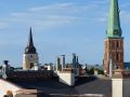  Riga in Lettland - über den Dächern der Altstadt mit den Türmen der Maria-Magdalena-Kirche und der St.-Jakobs-Kathedrale