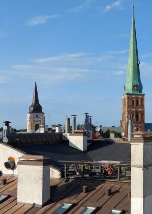 Riga in Lettland - über den Dächern der Altstadt mit den Türmen der Maria-Magdalena-Kirche und der St.-Jakobs-Kathedrale Riga in Lettland - über den Dächern der Altstadt mit den Türmen der Maria-Magdalena-Kirche und der St.-Jakobs-Kathedrale