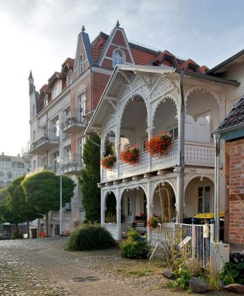 Die Hafenstadt Sassnitz auf der Ostseeinsel Rügen - Bäderarchitektur in der Karls- und Marktstrasse in der Sassnitzer Altstadt Die Hafenstadt Sassnitz auf der Ostseeinsel Rügen - Bäderarchitektur in der Karls- und Marktstrasse in der Sassnitzer Altstadt